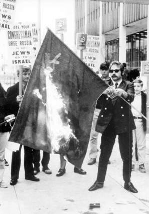 Si Frumkin burning a Soviet Flag outside the Federal Building in Los Angeles. Where have all the great Jewish activists gone?